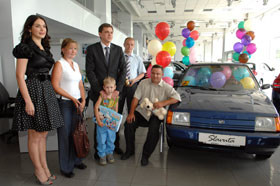 Влада Литовченко подарила машину простой украинской семье 