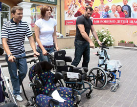 Именитые спортсмены передали в Охматдет инвалидные коляски ФОТО