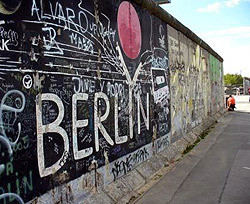 В Киеве установят кусок Берлинской стены 