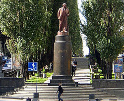 Подозреваемых в повреждении памятника Ленину отпустили домой 