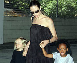 Джоли отвела детей на балет, а Том Круз - к кенгуру  