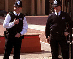 Скандал: английская полиция помогала журналистам подслушивать знаменитостей 