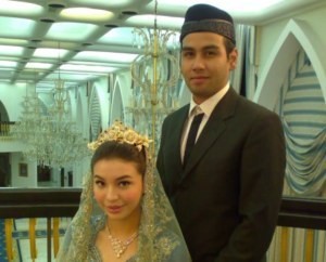 Принц Малайзии подал в суд на сбежавшую жену 