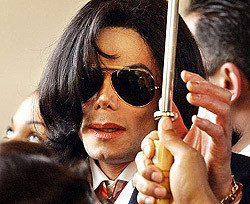 Майкла Джексона убили уколом в шею 