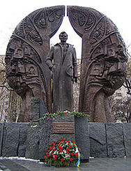 В Киеве начал рушиться памятник Гонгадзе 