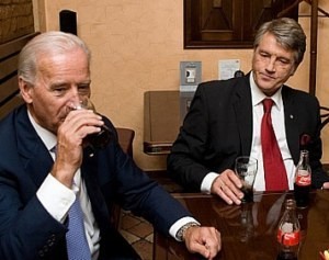 Ющенко сводил Байдена в паб, чтобы выпить кока-колы 
