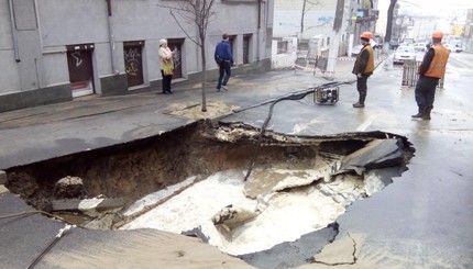 В Киеве асфальт провалился в яму, несколько улиц перекрыто
