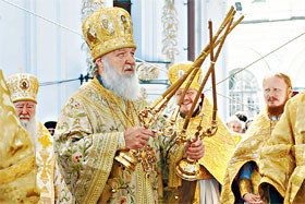 Националисты мешали Патриарху Кириллу вести службу 