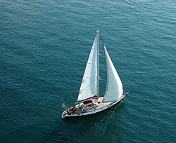 В Севастополе военные погоняли на парусниках 