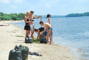Студенты до блеска вычистили пляж  