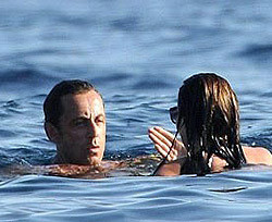 Николя Саркози с женой отдохнули на общественном пляже 