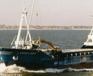 Моряков с затонувшего судна «Лангеланд» все еще ищут  