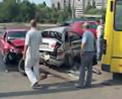 На Московском проспекте в Киеве столкнулись 4 авто и маршрутка  