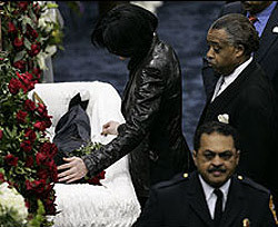 Майкла Джексона тайно похоронили 