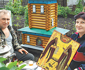 Полтавский пасечник построил своим пчелам хоромы с иконами 