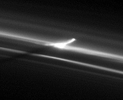В кольцах Сатурна обнаружили много интересного 