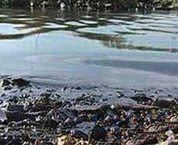 У берегов Херсона затонула лодка, оставив на воде нефтяное пятно 
