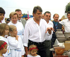 Ющенко приехал на Сорочинскую ярмарку и подарил организаторам деньги 