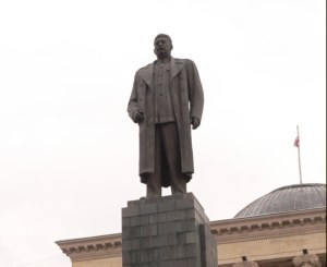 Памятник Сталину облили краской 