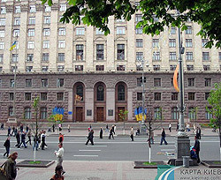 Киевскую мэрию в честь Дня независимости украсили флагом Украины  