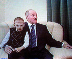 Лукашенко рассказал, почему он ведёт официальные переговоры с сыном на коленях 