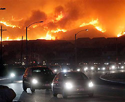 К Лос-Анджелесу приближается стена мощного пожара 