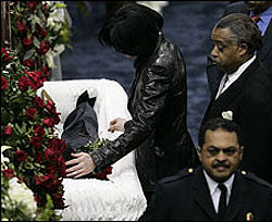 Майкла  Джексона похоронят  тайно 