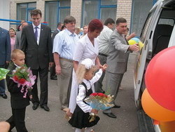 Александр Нефедов вручил школьникам новенький автобус 