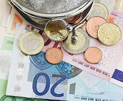 Евро в обменниках продают по 13 гривен 