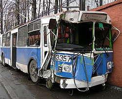 В Полтаве груженый КРАЗ врезался в троллейбус 