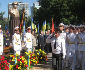 В День освобождения Донбасса отрыли памятник генералу Ватутину  