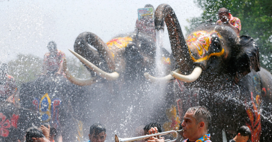 В Таиланде прошел самый мокрый праздник: люди обливались водой и дурачились как дети