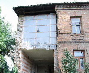 Руины дома на Клочковской жители не хотят менять на две квартиры 