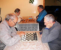 Столичных стариков развлекут лото и шахматами 