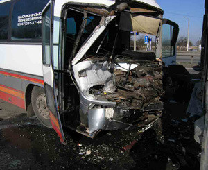 В Бердянске две легковушки влетели в автобус: 18 человек ранены  