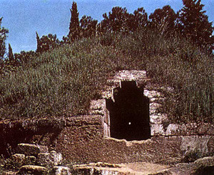 Вандалы разграбили древний некрополь в Севастополе  