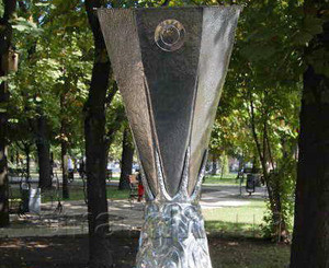 В парке кованых фигур Донецка установлен кованый Кубок УЕФА 