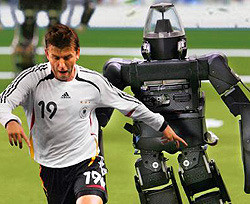 Робот научился играть в футбол 