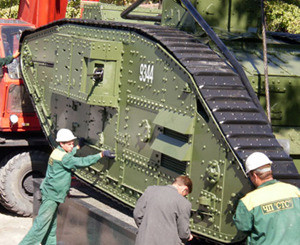 Английские танки укрепились в Луганске 