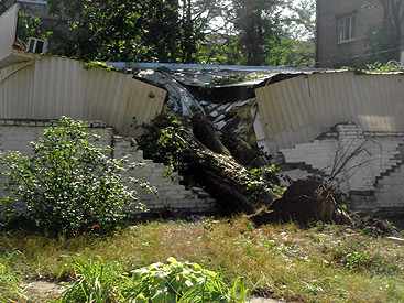 Ураган в Днепропетровске оставил без крыш 13 жилых домов