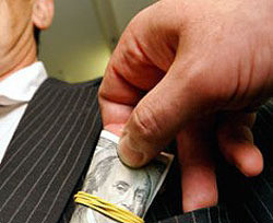 В Крыму сельский голова попался на взятке в 1000 долларов  