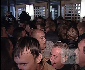 Крымские депутаты с боем прорывались в здание парламента  