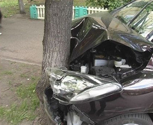 На Донбассе водитель легковушки врезался в дерево - три человека погибли 