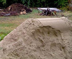 В Шостке компанию мальчишек засыпало тоннами песка  