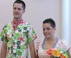 Свадьба в стиле Гавайской вечеринки прошла на Донбассе 