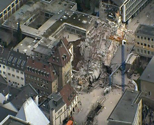 В историческом центре Праги обрушилось здание: под завалами могут быть украинцы  