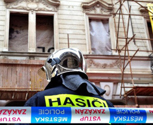 В обломках рухнувшего здания в Праге ищут украинцев – пока нашли лишь 2 каски 