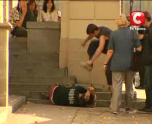 Под балконом мэра Львова избивали человека, но никто не вмешался 