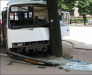 В Киевской области автобус протаранил дерево: 18 человек попали в больницу  