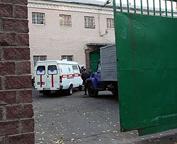 Подозреваемый в налетах на «Ощадбанк» сбежал прямо со следственного эксперимента 